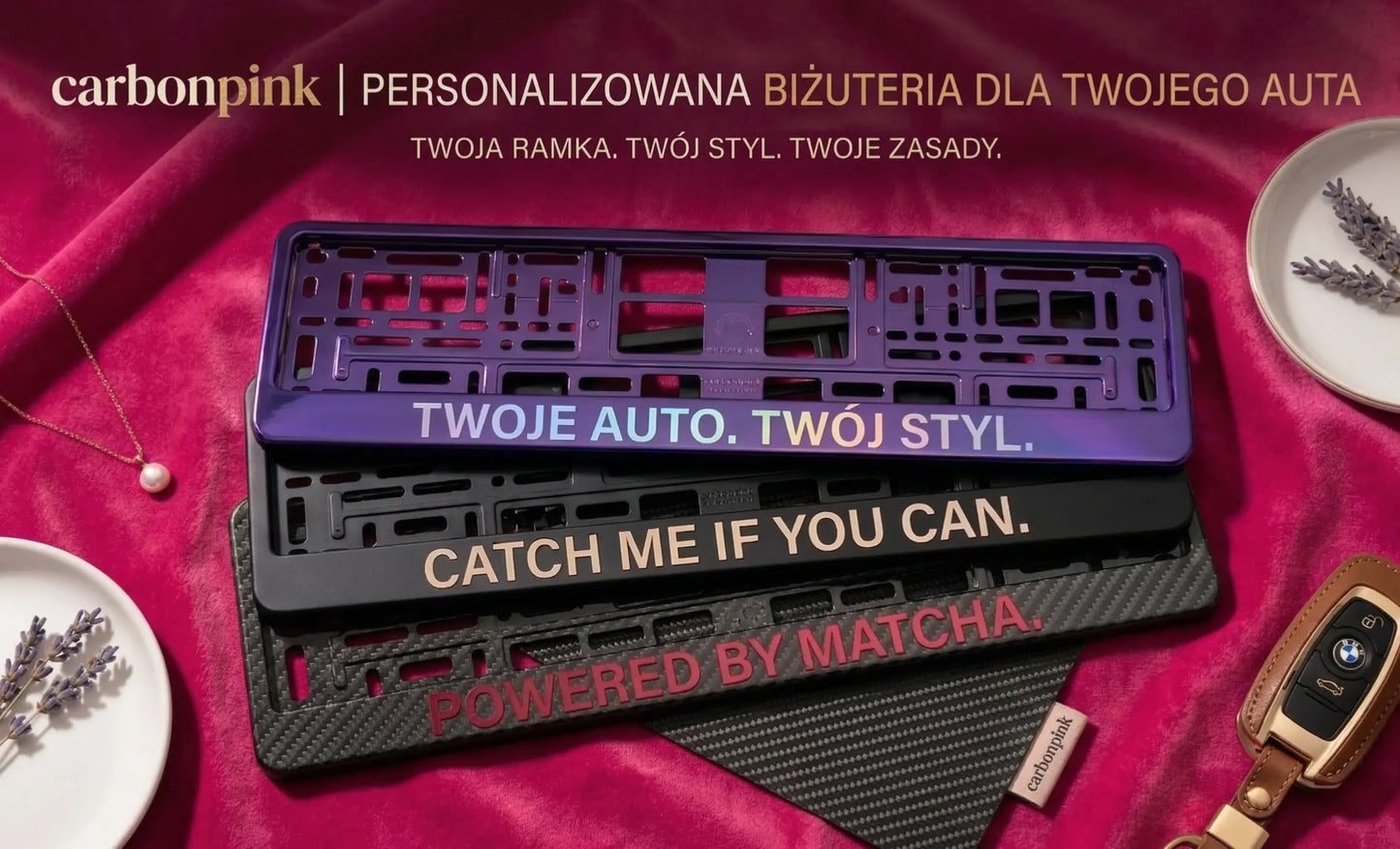 Personalizowana ramka tablicy rejestracyjnej Pinkcarbon z własnym tekstem i stylem, w stylu Gemini na białym tle.